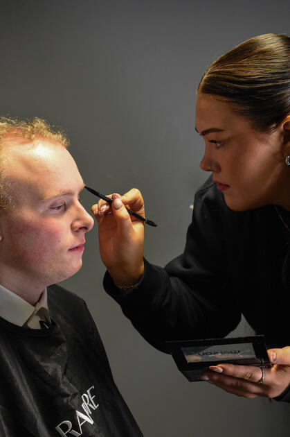 DWD Mills - Makeup